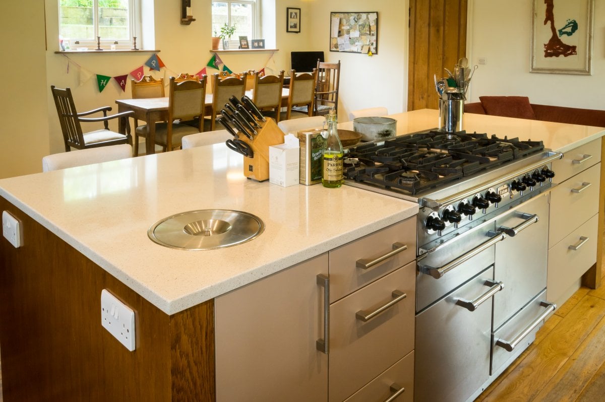 Breakfast bar with double oven - space to cook and chat